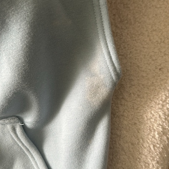 Super cute baby blue sleeveless hoodie from Fabletics. Super soft size xs - Picture 3 of 4